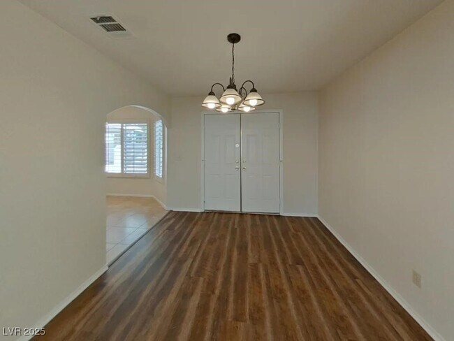 Foto del edificio - 740 Spruce Tree Cir