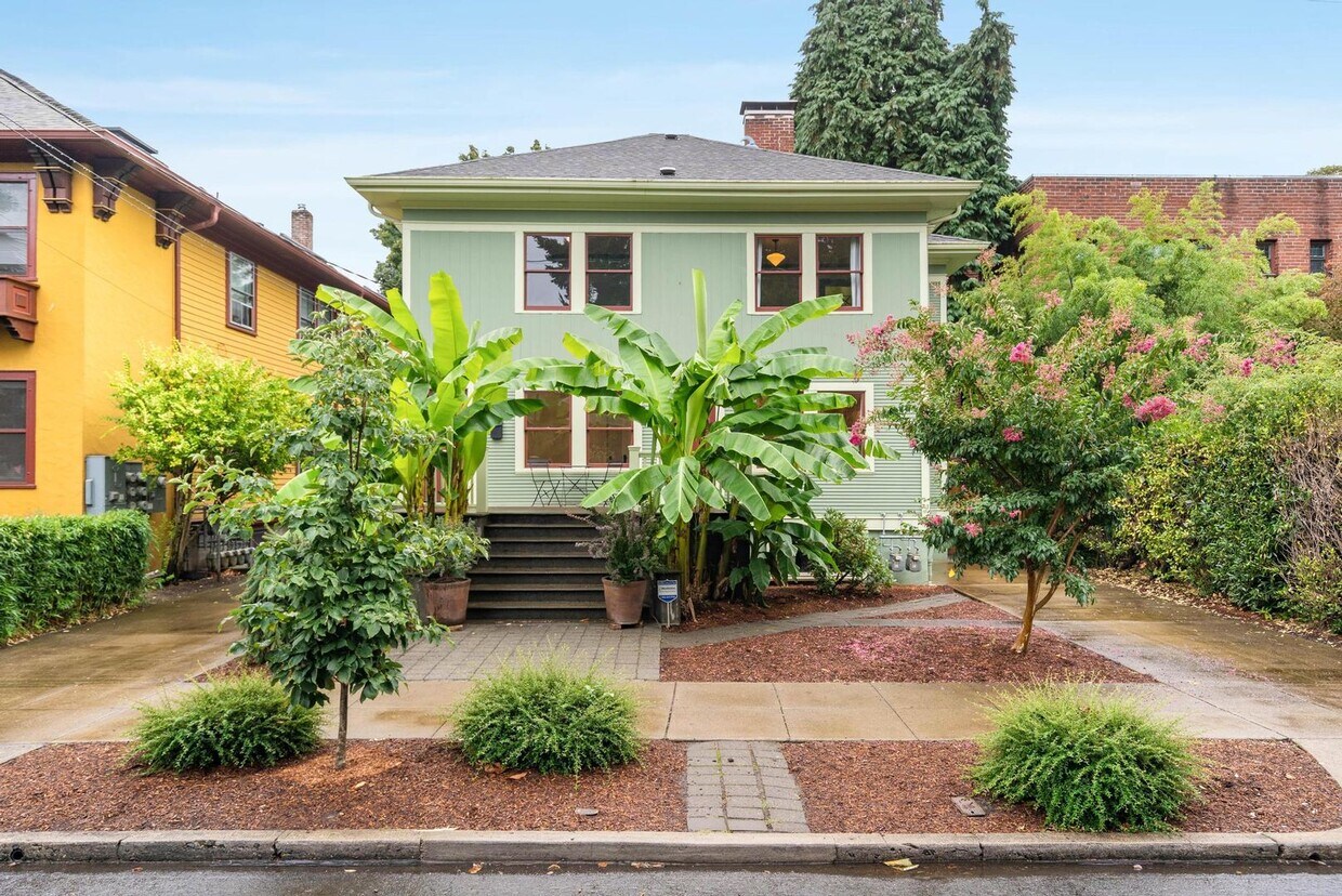 Foto principal - Beautiful 2-bdrm/1-bath main-level duplex—...