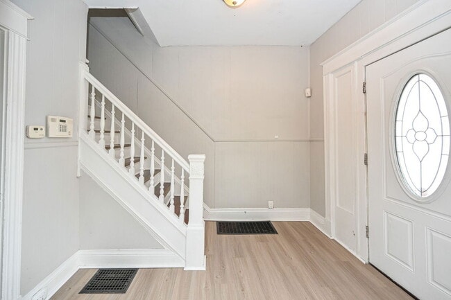 Building Photo - 2317 Stratford Ave