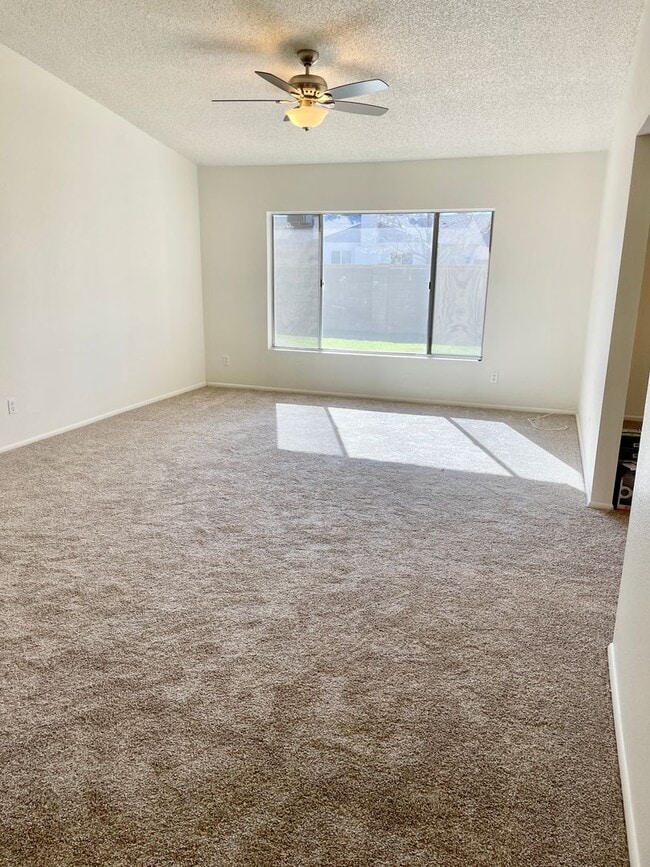 Building Photo - Beatufiul 3 Bed/2 Bath Single Level Home I...