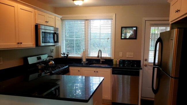 Building Photo - Cozy Private Single Family