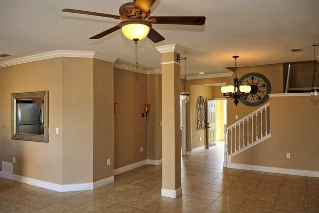 Building Photo - Townhome in Davenport