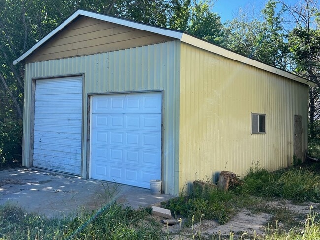 Building Photo - Spacious home on large city lot