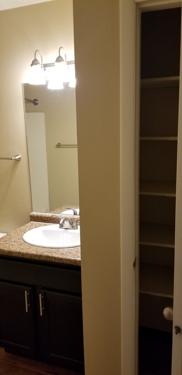 Building Photo - 5001 Sunset Ct