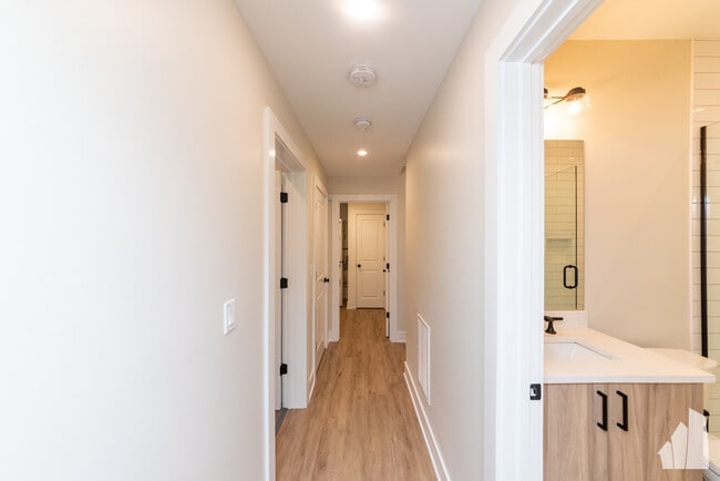 Building Photo - 2019 W Ainslie St