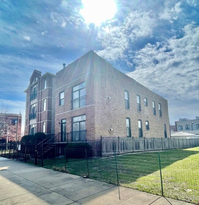 Foto del edificio - 469 E Bowen Ave