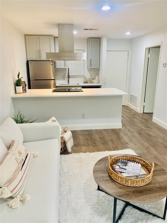 Foto principal - 8110 Skillman St