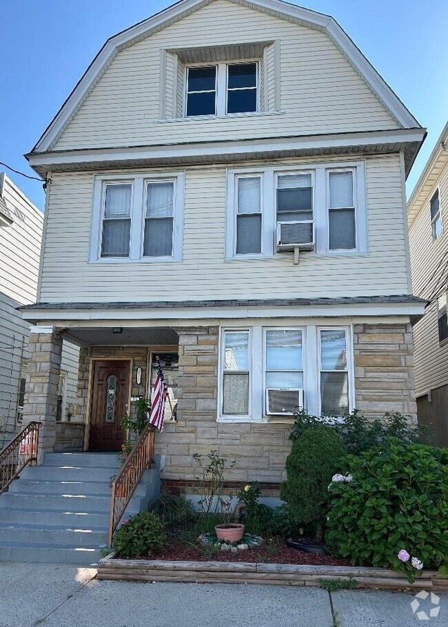 Building Photo - 336 Danforth Ave