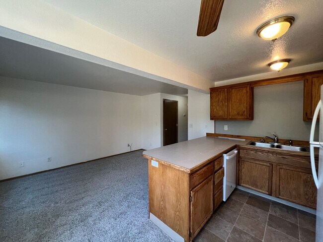 Building Photo - 123 Green Ln