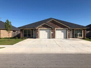 Building Photo - 504 Sladecek Dr