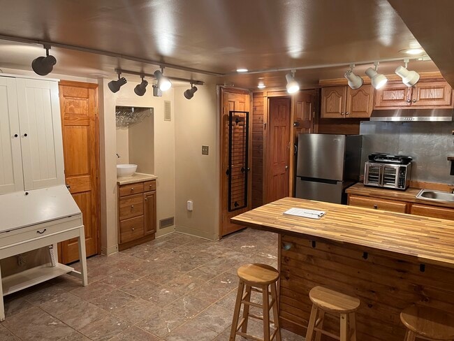 Building Photo - 142 Webster St NE