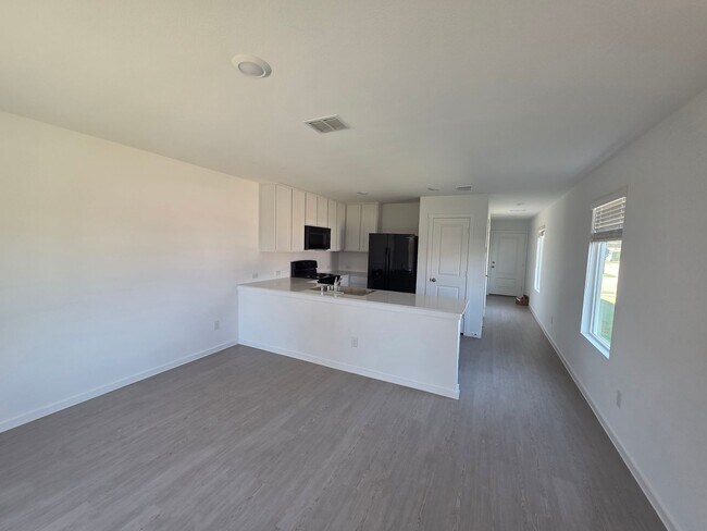 Foto del edificio - Charming New Build with Modern Layout – 3 ...