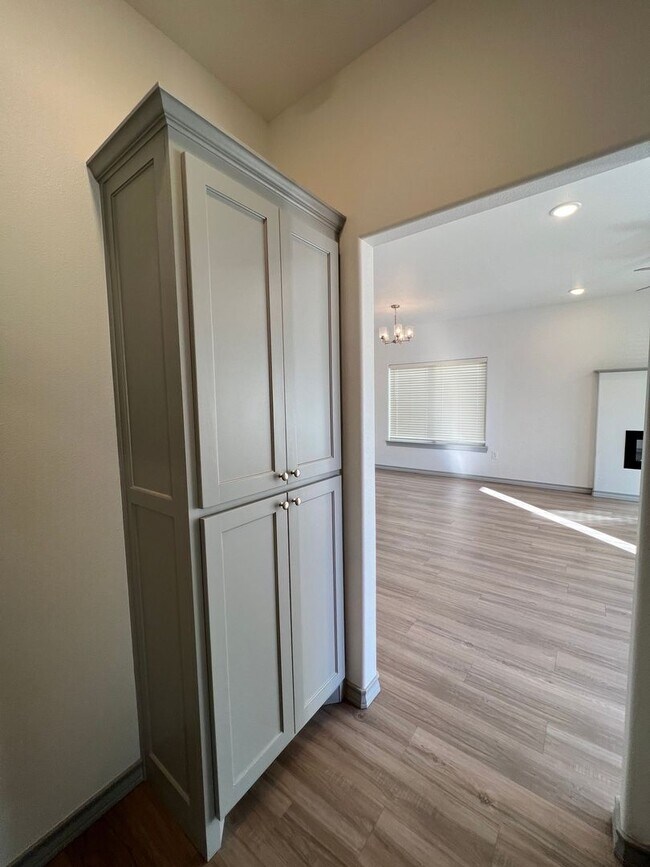 Foto del edificio - Gorgeous 2-Story 4 Bedroom Home Near Vinta...