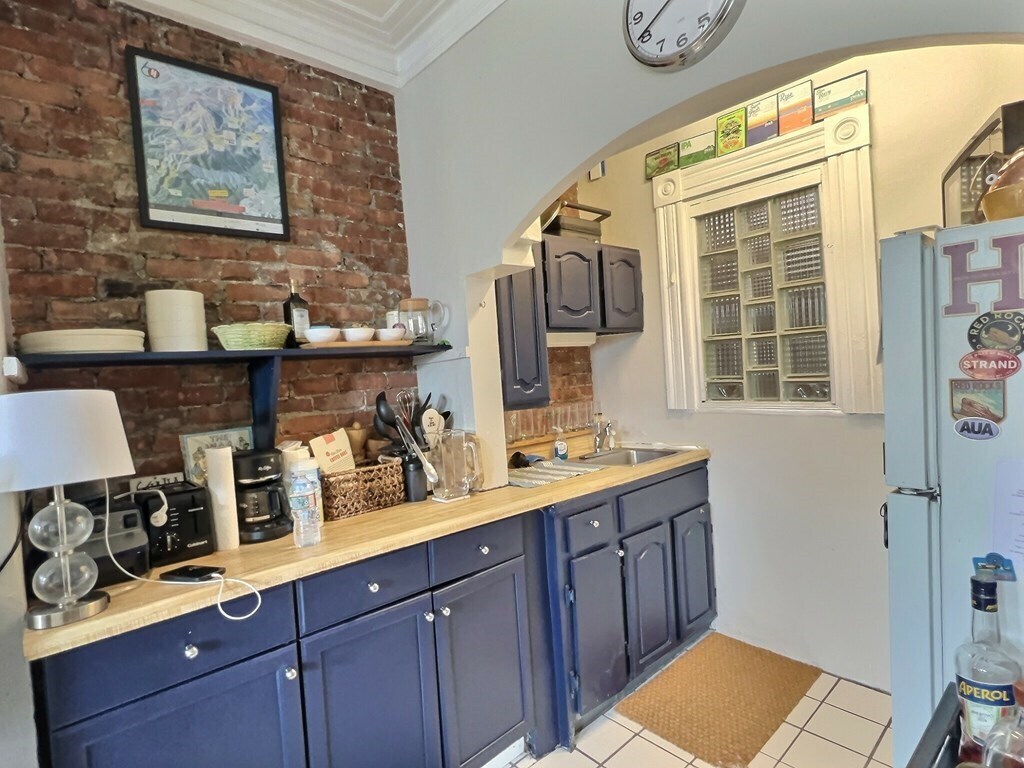 Primary Photo - 261 W Newton St