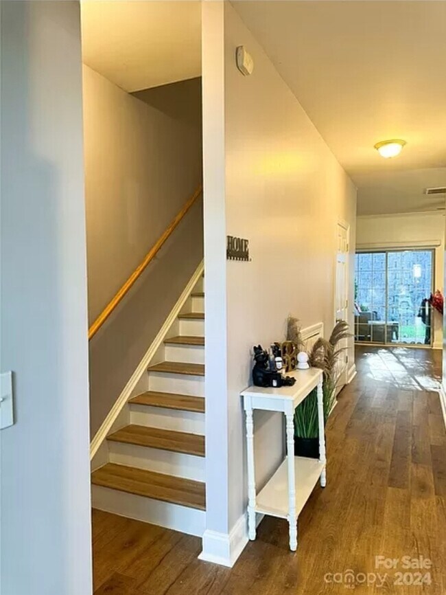 Building Photo - Townhouse