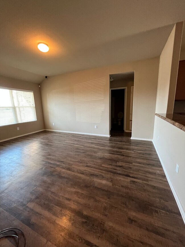 Foto del edificio - 3 Bed / 2 Bath off of Airport Road
