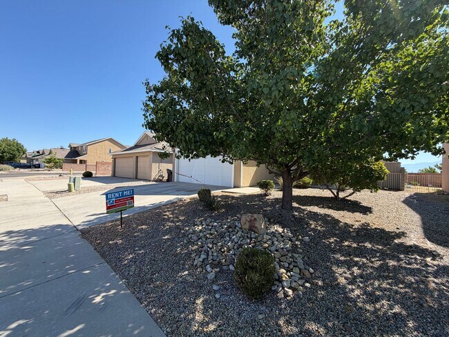 Foto del edificio - 3 Bedroom Single Story Home Available Near McMahon Blvd NW & Kayenta St NW!