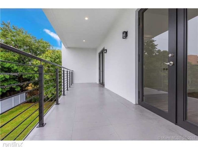 Building Photo - 824 SW 74th Ct