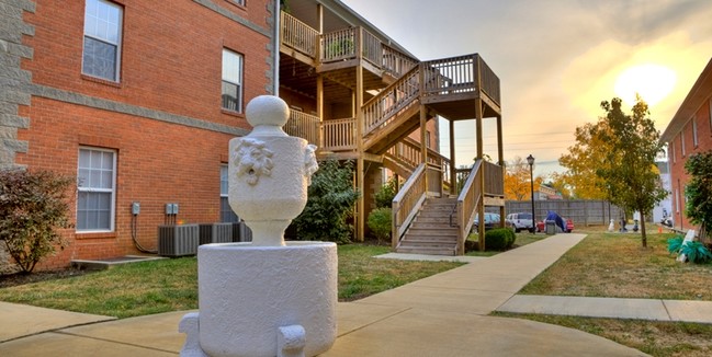 Building Photo - Serenity Court Apartments