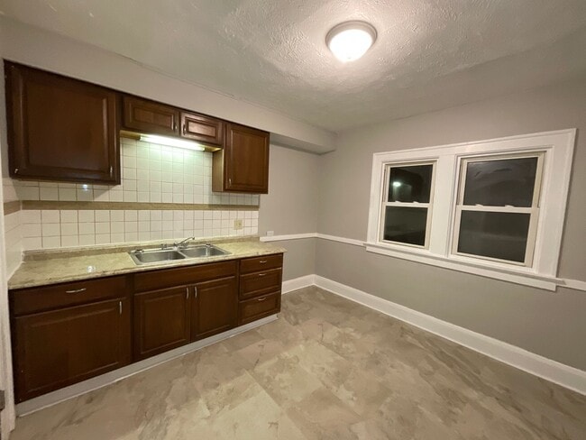 Building Photo - 10012 Greenview Ave