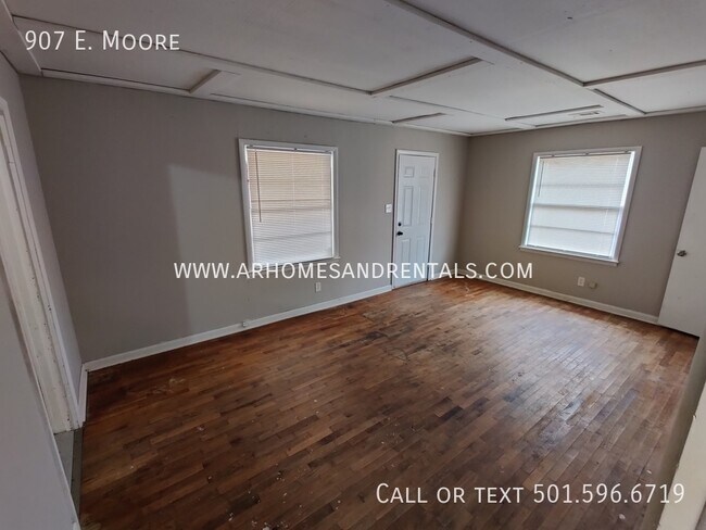 Building Photo - 907 E. Moore | $1395 | 5 beds, 2 full baths