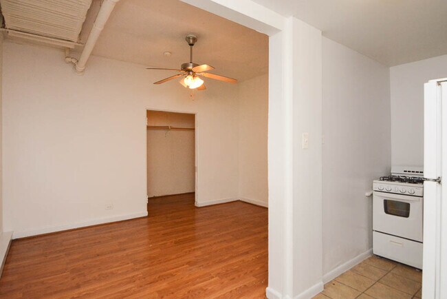 Building Photo - 4060 N Kenmore Ave