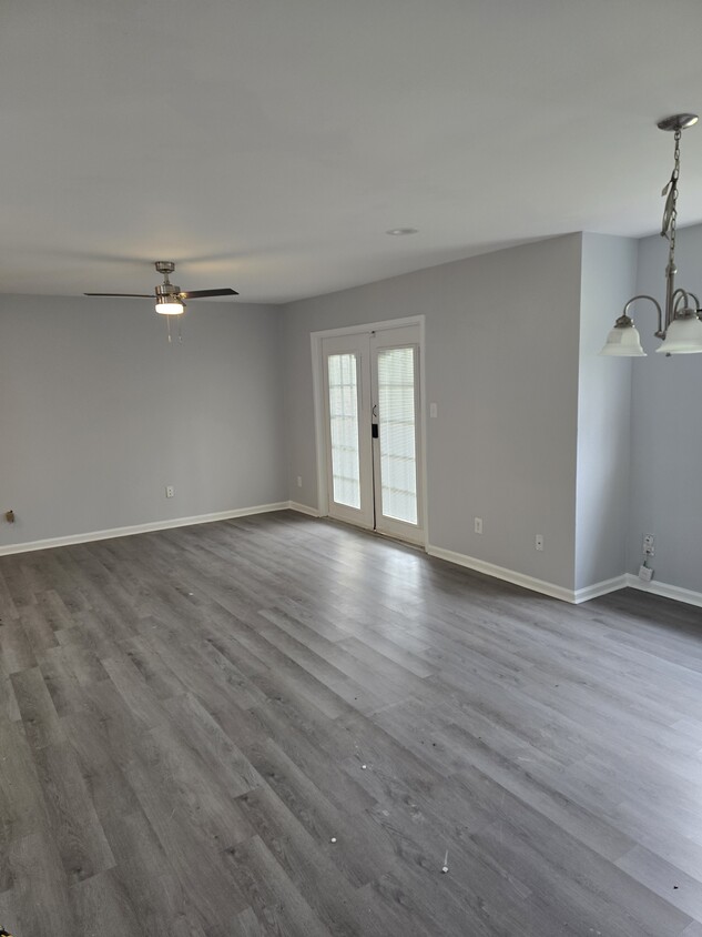 Spacious livingroom with French door walkout patio - 7984 Shady Oak Trl