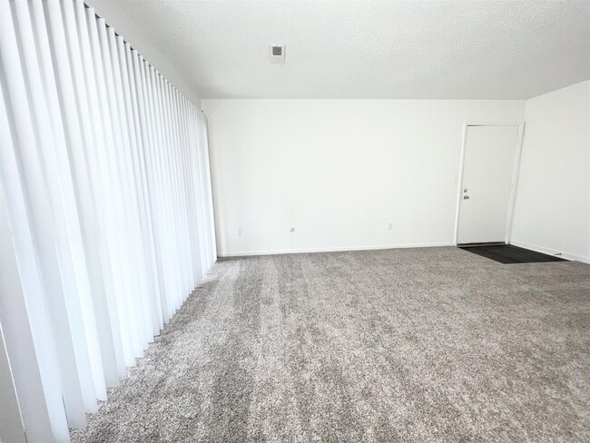 1BD, 1BA - Living Room - Kimberly Club Apartments