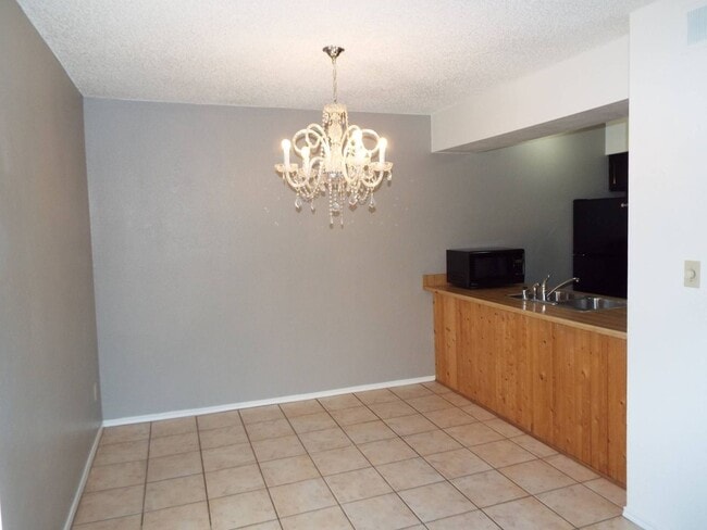 Building Photo - 1688 W Village Way
