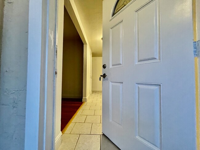 Building Photo - 1204 Park View Dr