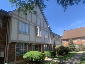 Building Photo - 30284 Southfield Rd
