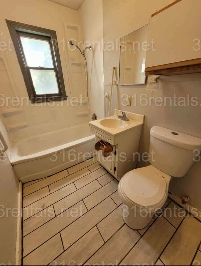 Building Photo - $825 - 2 bed 1 bath - Single Family Home