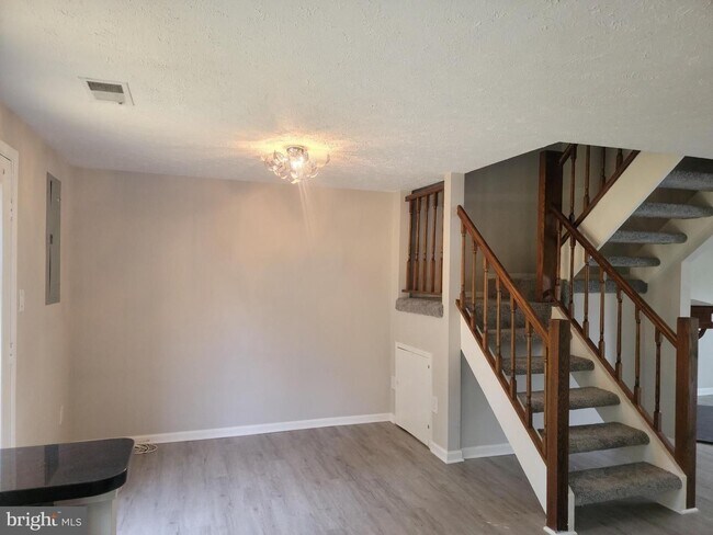 Foto del edificio - 7475 Lone Star Rd