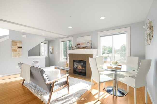 Foto del edificio - Large 2-Bedroom Northgate Townhome