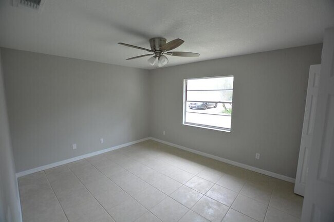 Building Photo - 3060 St Paul Dr