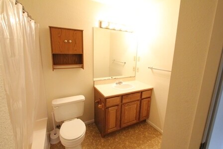 Baño - 1542 Governors Blvd