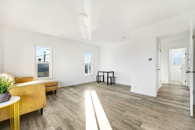 Foto del edificio - Bright and Spacious Upper-Floor Studio Apartment with Parking