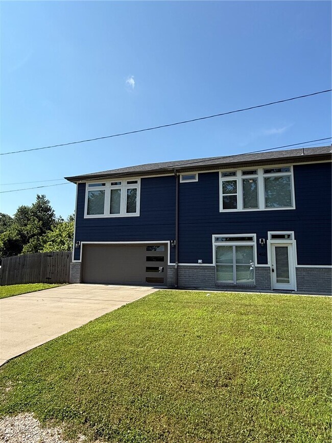 Building Photo - 402 E Hemlock St