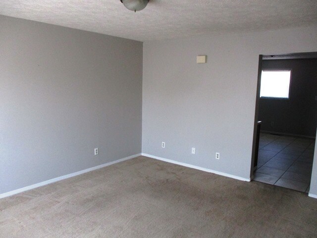 Foto del edificio - 700 Golfcrest Rd N
