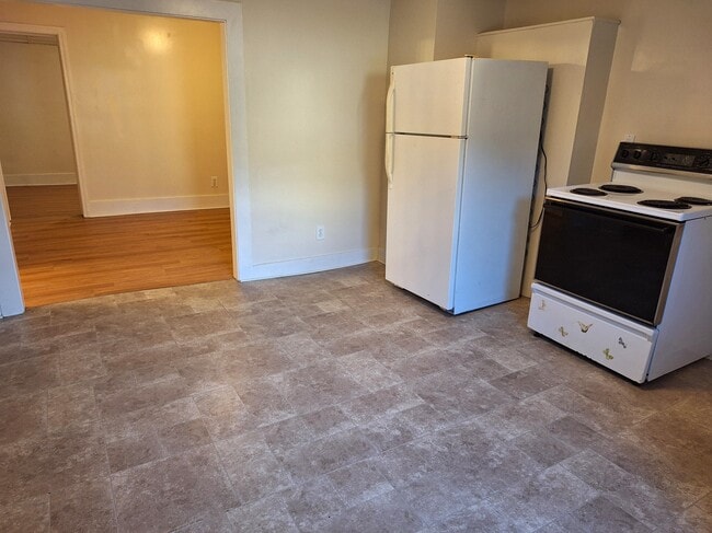 Kitchen to living room - 16 North St