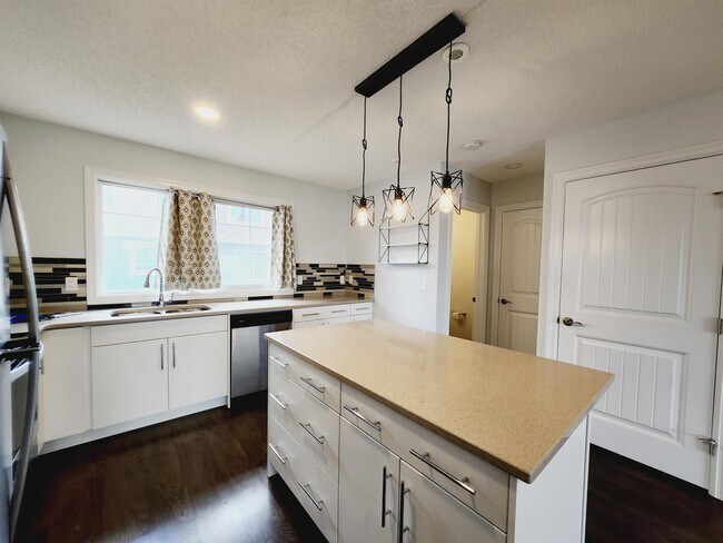 Photo du bâtiment - 3027-3151 151 Avenue Northwest