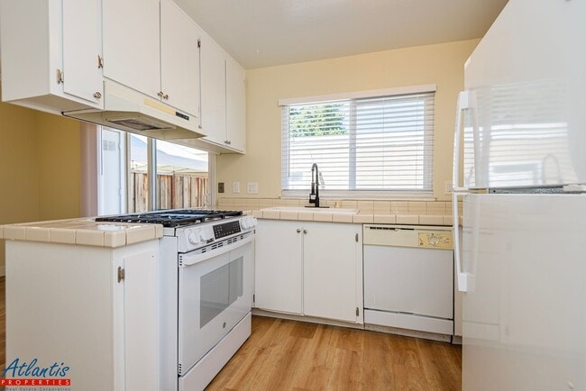 Building Photo - Lovely Townhouse | Remodeled | Private Patio
