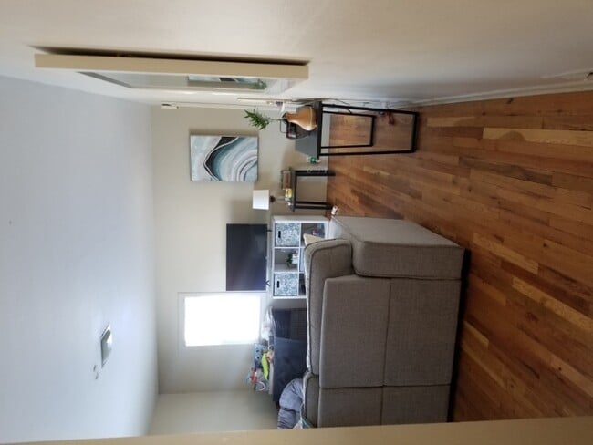 Foto del edificio - 1325 Crestmore Pl