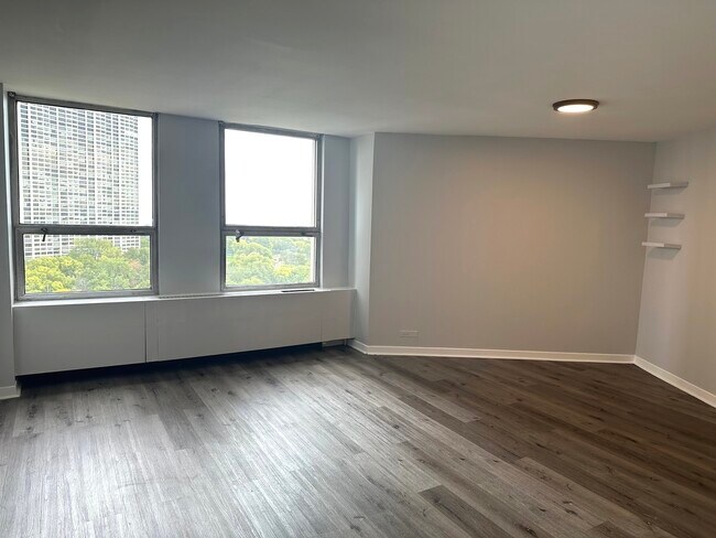 Foto del edificio - 2626 N Lakeview Ave