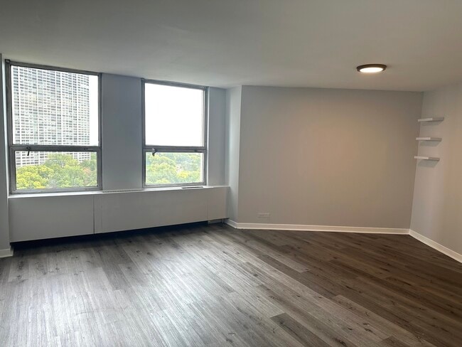 Building Photo - 2626 N Lakeview Ave
