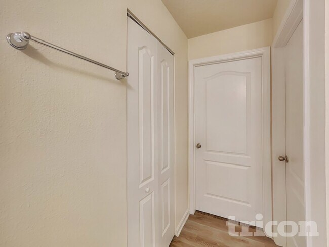 Foto del edificio - 382 Falcon Ridge Rd