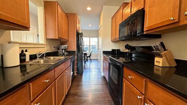 Building Photo - Amazing Location - Downtown Modern Living: 4 Bed 4 Bath!
