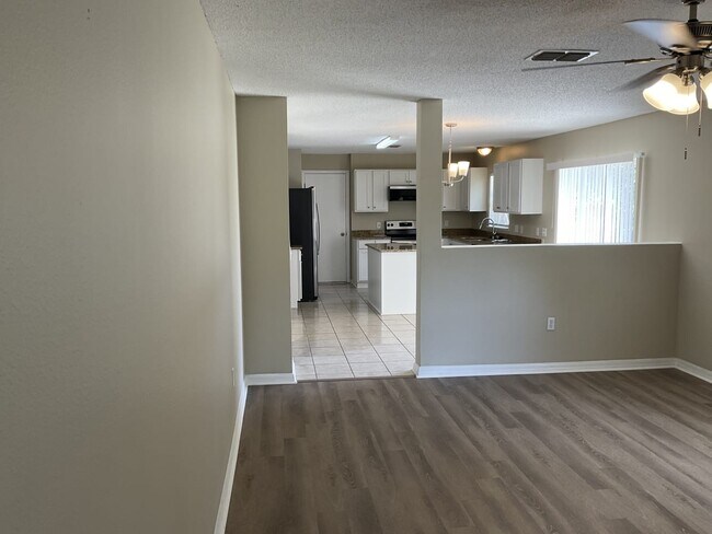 Building Photo - 927 Halifax Dr