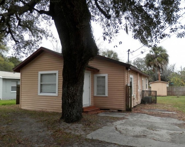 Foto del edificio - Spacious 3/1 home w/extensive tile flooring