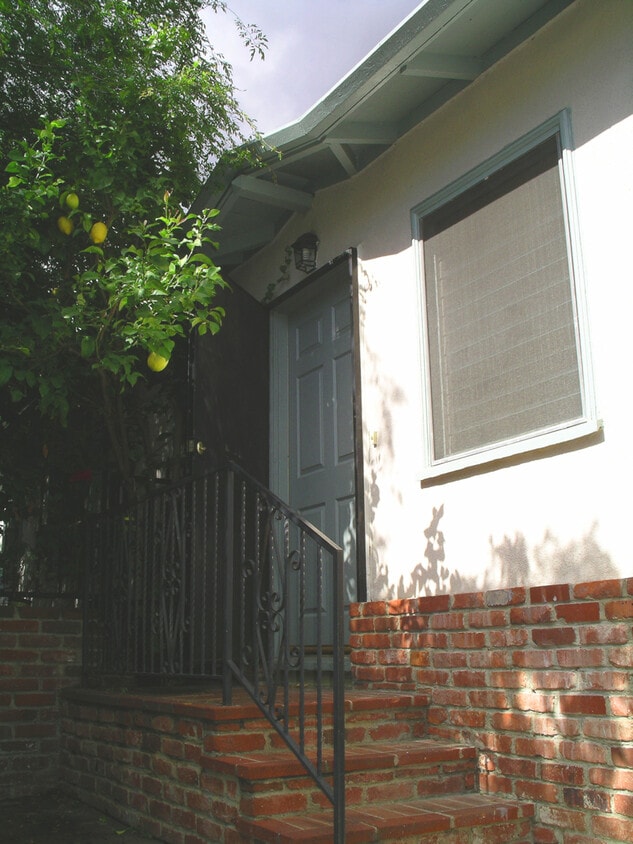 2137 N Gower St Unit Bungalow 3, Los Angeles, CA 90068 Apartments in